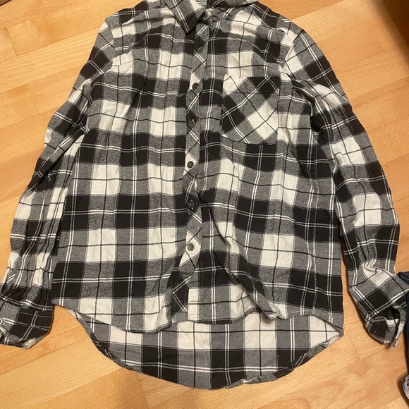Used black and white women’s flannel. Size small brand me to we - Picture 3 of 14